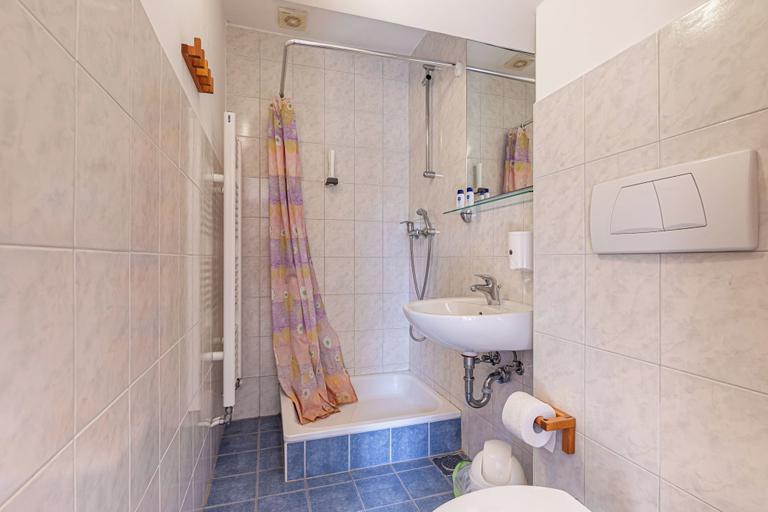 Bathroom 3, Apartments Lavrič, Bloke