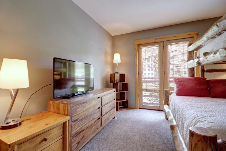 Room 2, Stunning Views From This Condo - TM325 by RedAwning, Summit
