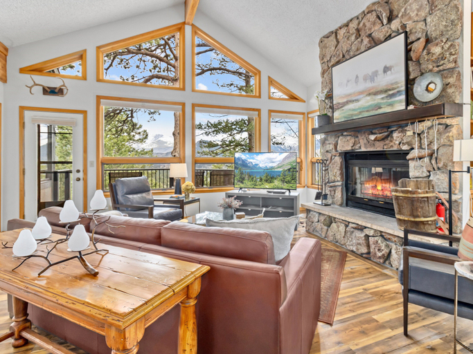 Living area 2, Montane Luxury Vacation Rental At Windcliff 3 Bedroom Home, Larimer