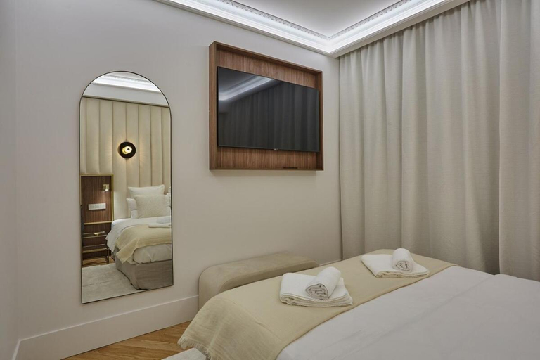 5, Apartment Matignon St Honore by Studio Prestige, Paris