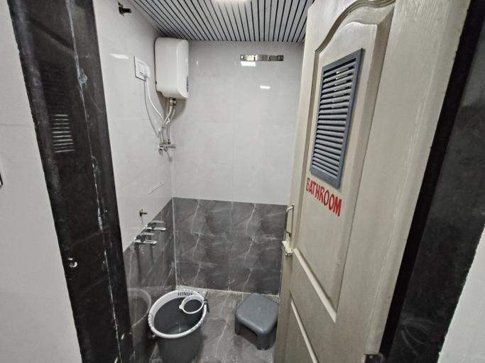 Bathroom 4, Basera Dormitory and Separate Cabins, Mumbai Suburban