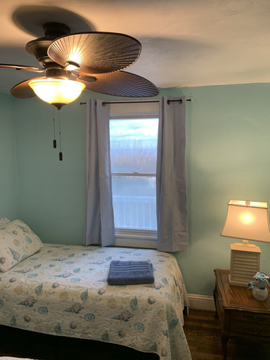 Room 2, Beach Front On The Bay 3 Bedroom Bungalow, Norfolk