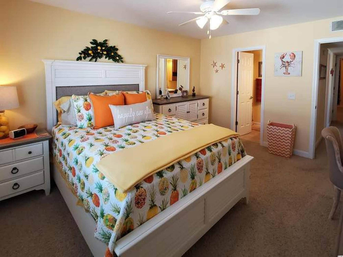 Room 2, Beachy Condo Right on Oceanfront, Horry