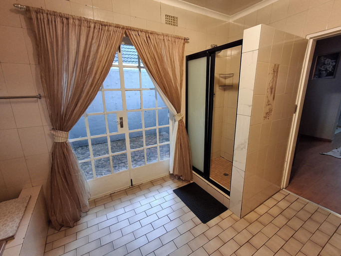 Bathroom 5, 118 Bayley Street, Ekurhuleni