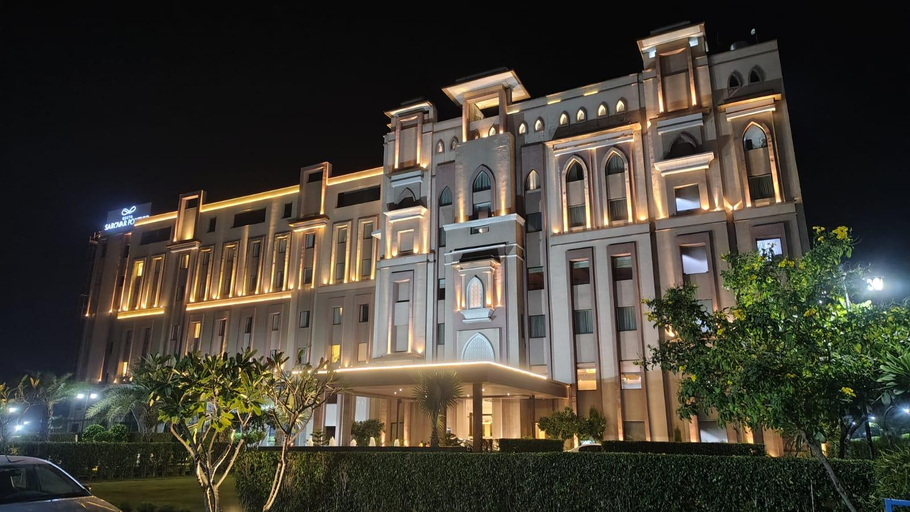 Exterior & Views