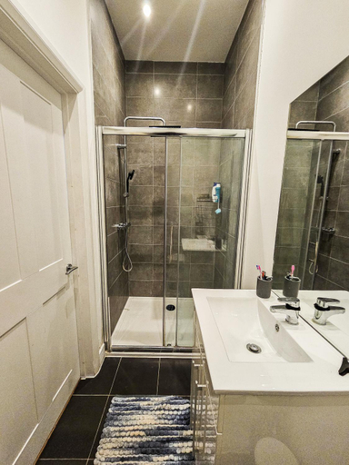 Shower, Cleave House - Stylish Chic 3 Bed House mins from Central London, London