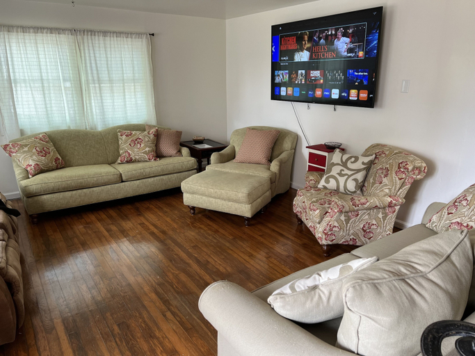 Living area 3, Water Front Oasis 4 Bedroom Home by RedAwning, Norfolk