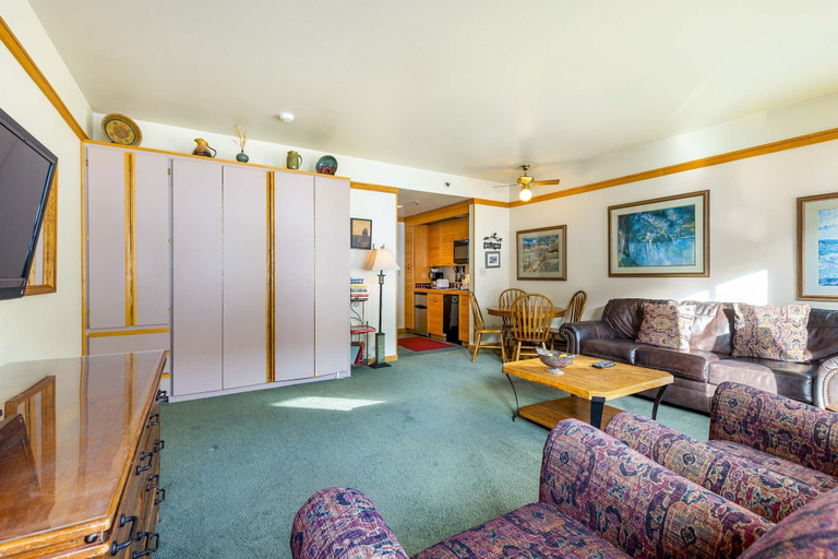 Living area 2, 2797 Slopeside Condo, Summit