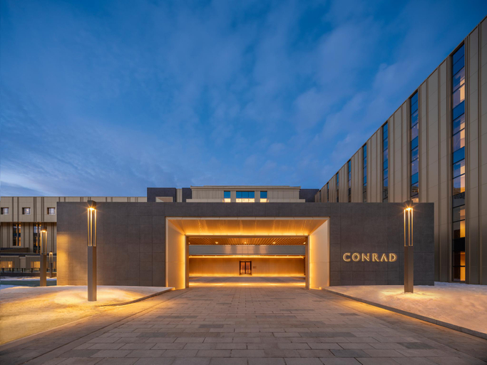 Entrance, Conrad Altay Hemu, Altay