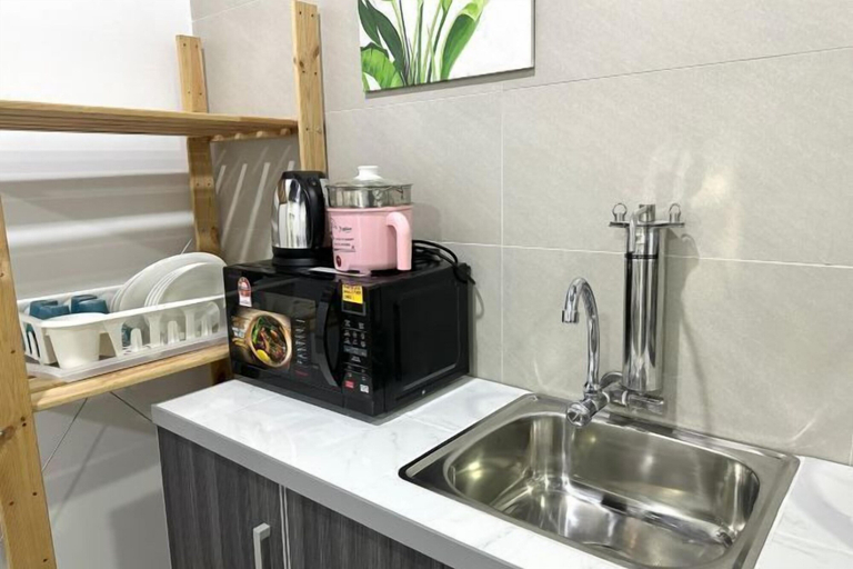 Private kitchen, Setia Tri-Suite(3) by Homey Planet, Pulau Penang