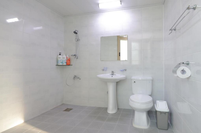 Bathroom 5, Wandonesia Guesthouse, Wando