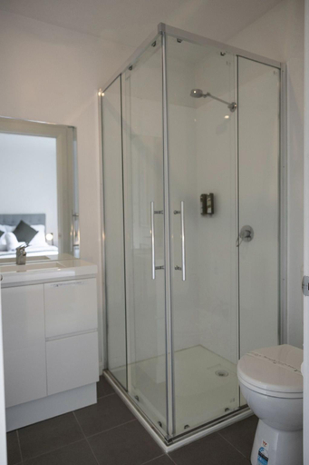 Bathroom 4, Tullah Lakeside Lodge, West Coast