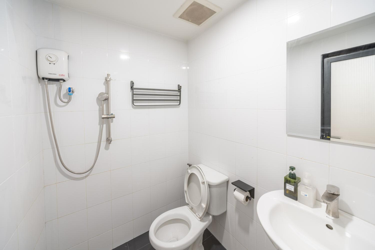 Bathroom 5, We Inn, Don Muang
