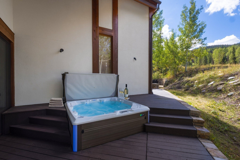 Outdoor spa tub, Slopeside Chalet 4 Bedroom Home by RedAwning, San Miguel