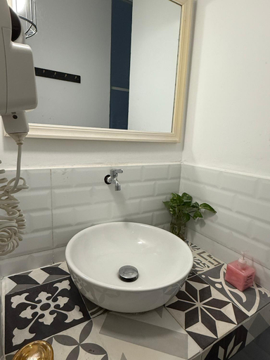 Bathroom 4, Lily's Hostel, District 1