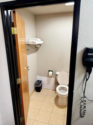 Bathroom 4, Days Inn by Wyndham Lincoln, IL/Route 66, Logan