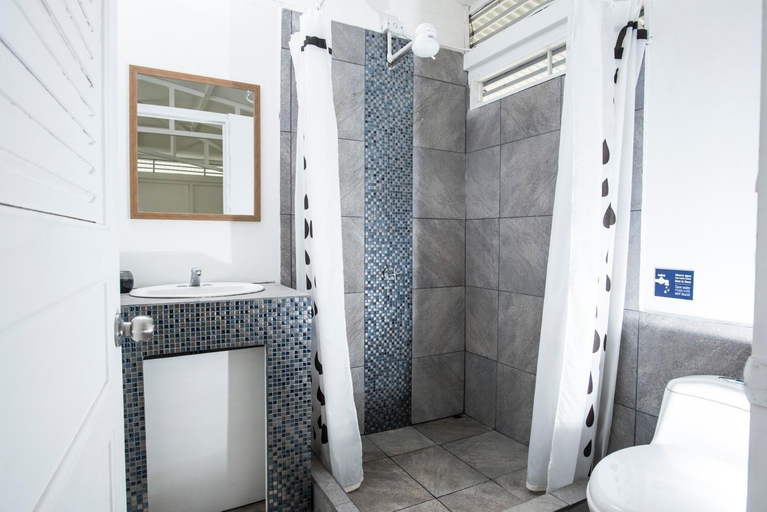 Bathroom 3, Jaguar Inn Bungalows, Talamanca