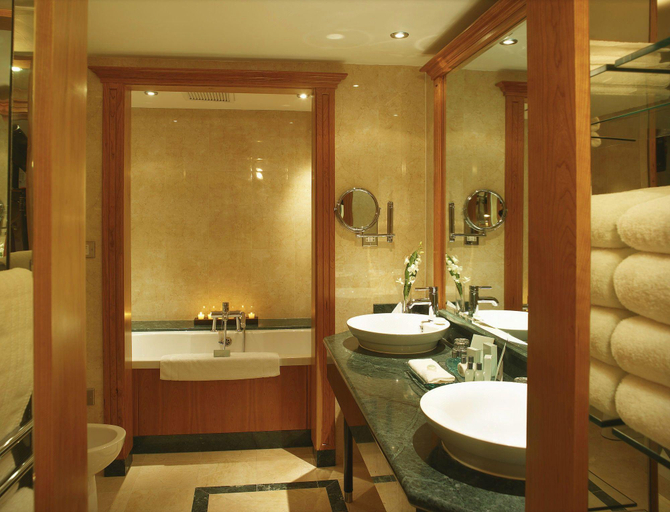 Bathroom 4, Killarney Plaza Hotel & Spa