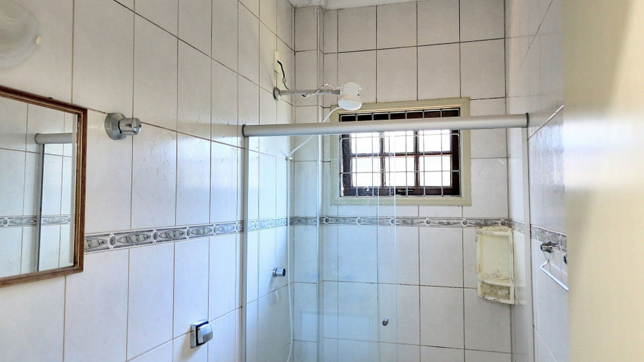 Bathroom 5, Casa a 200m da Praia com Piscina Privativa para Grupos em Boracéia, Bertioga
