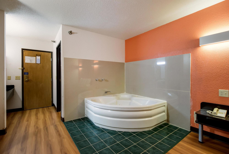 Bathroom 4, Motel 6 Davenport, IA, Scott
