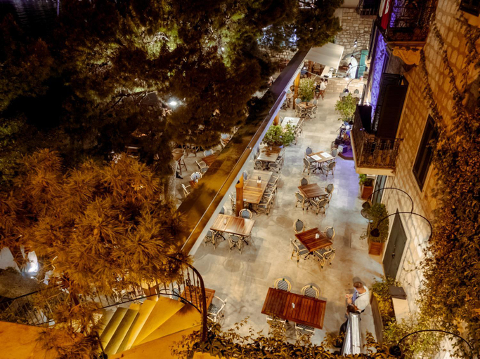 Food & Drinks 4, Hotel Kastil, Bol