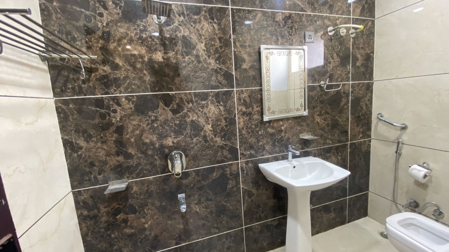 Bathroom 4, Strawbell Residency By YatriMap, Garhwal