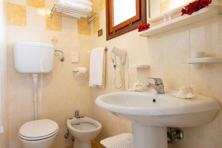 Bathroom 3, Hotel Smeraldo, Venezia