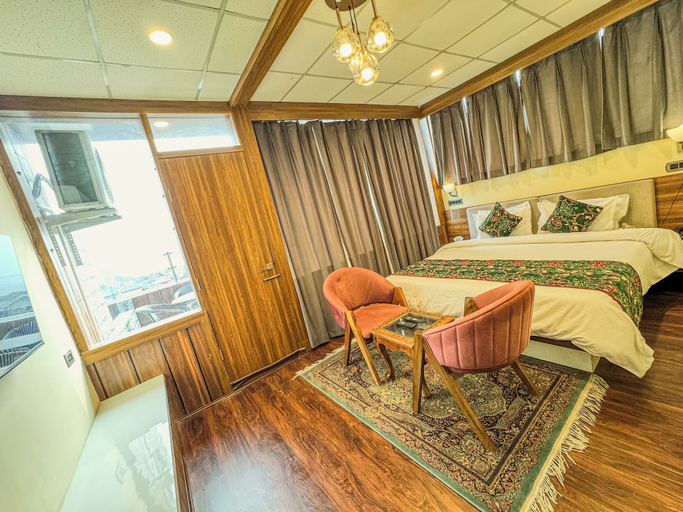 Room 4, Lake Serenade, Srinagar