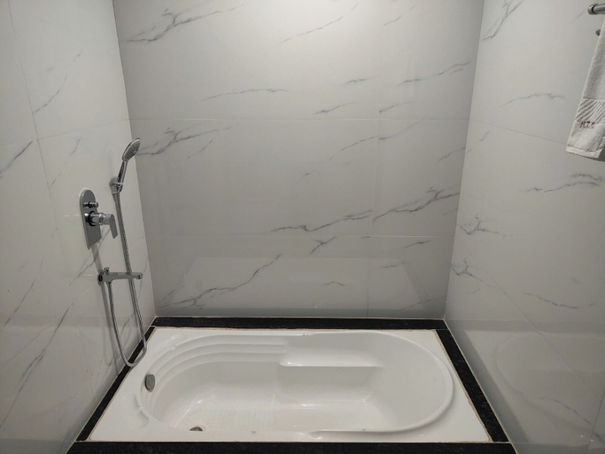 Bathroom 4, Hotel The Muffet, Indore
