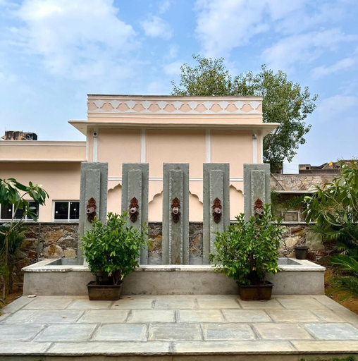 Exterior, First Courtyard, Jhunjhunun