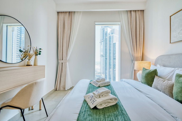 Room 2, PVH - Serene Central 2BR - Creek Horizon, Dubai