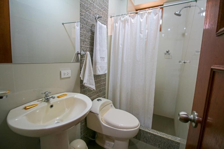Bathroom 3, Hotel El Chasqui, Urubamba