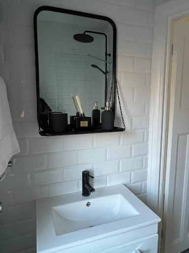 Bathroom 5, Hill Grove 2 Bedroom Apartment, Southend-on-Sea