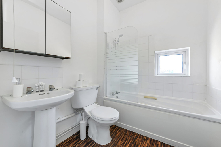 Bathroom 4, Montpellier Road 121, Nottingham