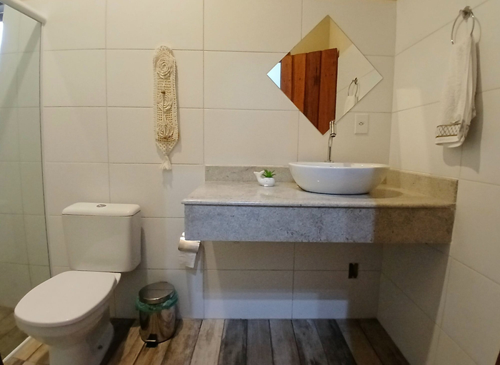 Bathroom 3, Entre àrvores, Parati