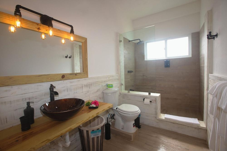 Bathroom 5, Tree Tops Hotel