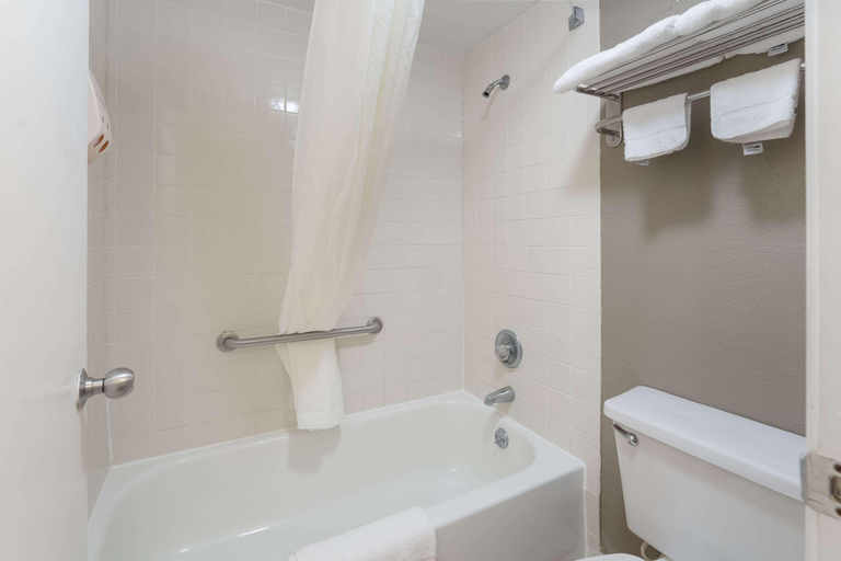 Bathroom 3, Econo Lodge Thomaston, Upson