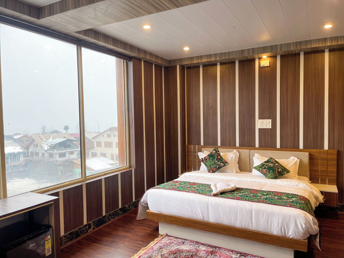 Room 2, Lake Serenade, Srinagar