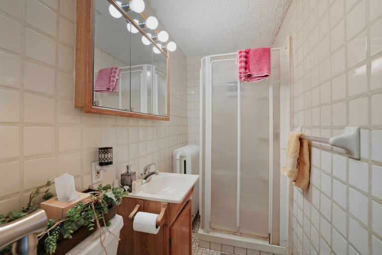 Bathroom 4, The Mint Manor Cozy 4BR Near Downtown St Paul, Ramsey