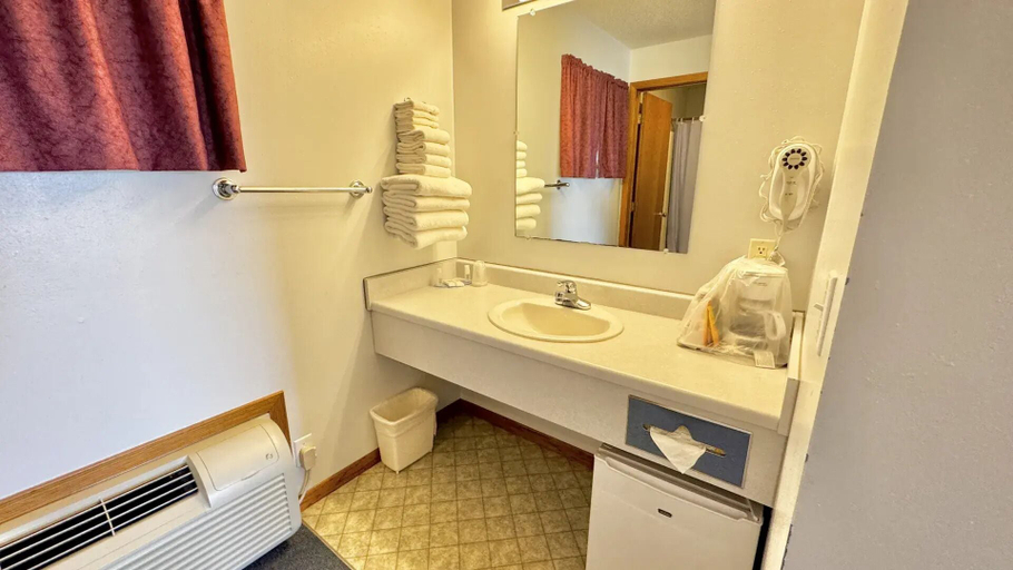 Bathroom 4, North Winds Lodge LLC, Bowman