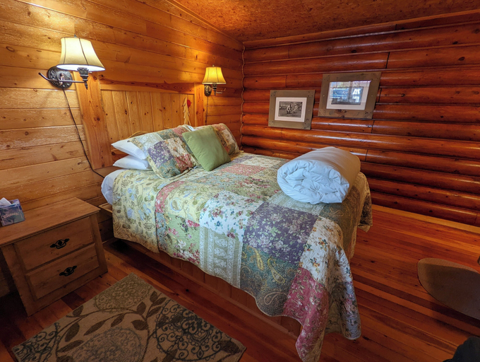 Room 4, Laughing Horse Lodge, Lake