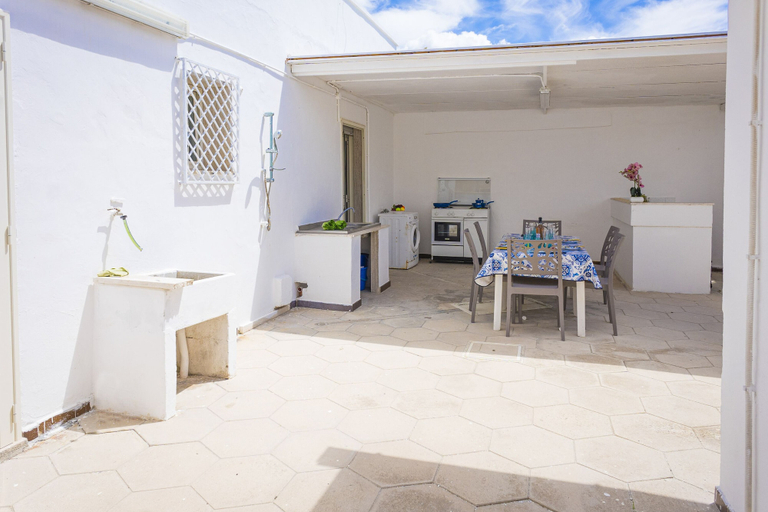 Outdoor dining 5, Villetta Punta Grossa short walk to beach, Lecce