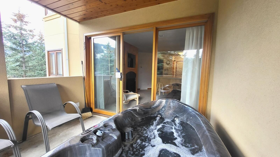 Outdoor spa tub, Snow Creek Village #49, Thompson-Nicola