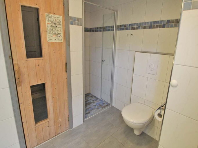 Bathroom 3, Ferienhaus mit Sauna im Ferienpark Mirow, Mecklenburgische Seenplatte