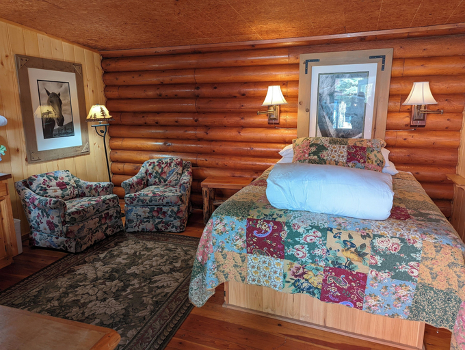 Room 3, Laughing Horse Lodge, Lake