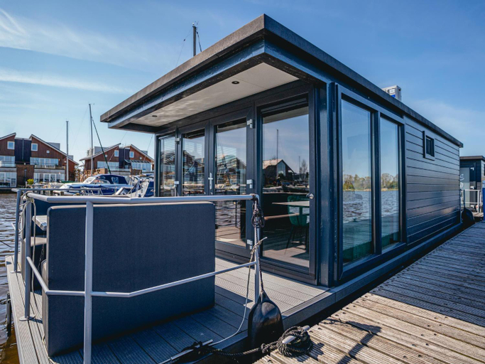 Others 5, Luxury Houseboat Getaway, Uitgeest