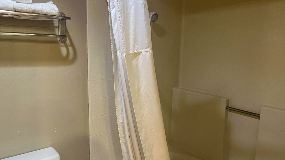 Bathroom 5, STUDIO 6 Victorville Green Tree Blvd, San Bernardino