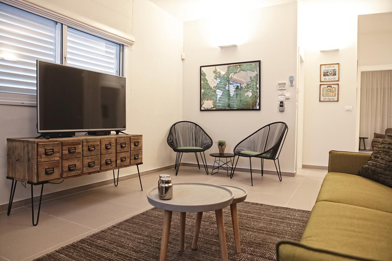 Others 4, Ella SR by TLV2rent