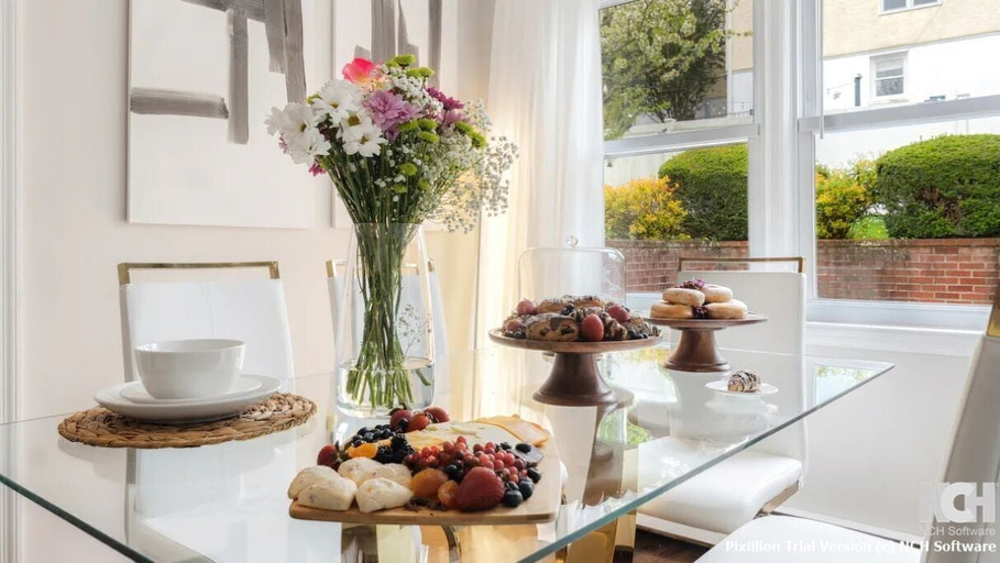 Dining 5, Prime Luxe 3-BR NYC - Free Parking, Westchester