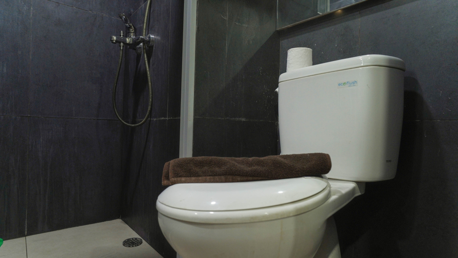 Bathroom 5, Enjoyable Spacious 2BR Space at Apartment Teluk Intan by Travelio, Jakarta Utara